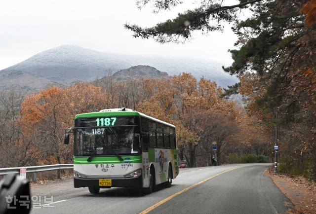 광주시내에서 원효사까지 운행하는 1187번 버스. 무등산 높이를 노선 번호로 정했다.