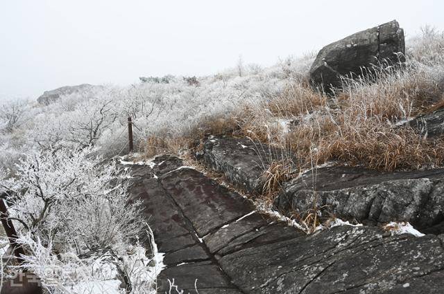 입석대에서 서석대로 올라가는 등산로에 누워 있는 주상절리도 보인다. 와불 또는 승천암이라 부른다.