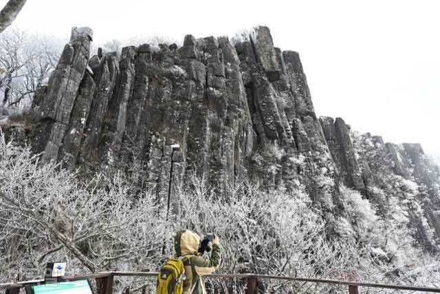 바위 기둥 아래 전망대에서 보는 서석대 풍경. 실제는 사진으로 보는 것보다 훨씬 웅장하고 압도적이다.