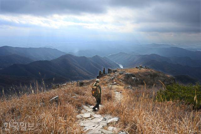 중봉에서 중머리재로 하산하는 길. 일부 구간은 경사가 거의 수직에 가까운 내리막이다.