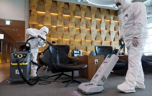 지난달 17일 인천국제공항공사 방역 담당 직원들이 제2터미널 라운지에서 빈대 방역 작업을 하고 있다. 한국일보 자료사진