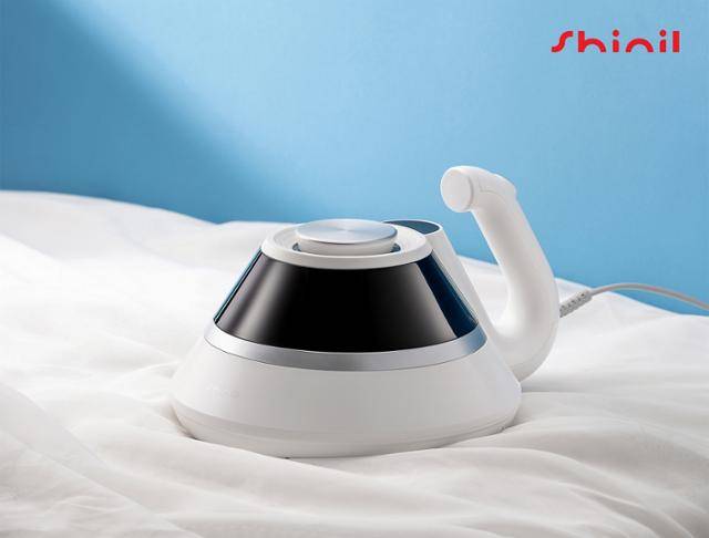 신일 'UV 열풍 침구 청소기'. 신일 제공