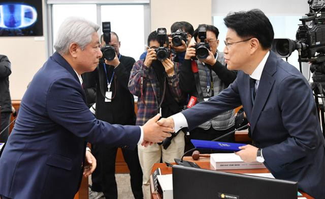 김홍일 방송통신위원장 후보자가 27일 국회에서 열린 인사청문회에서 장제원 과방위원장과 악수하고 있다. 고영권 기자