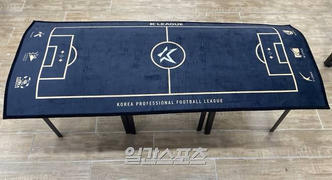팝업스토어 굿즈 중 가장 인기가 많았던 러그. 사진=일간스포츠