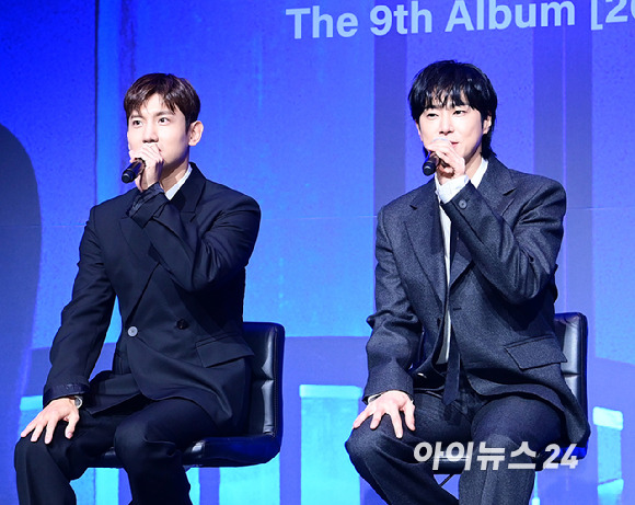 '한 목소리로 인사' '데뷔 20주년'을 맞이한 그룹 동방신기(TVXQ!)가 26일 오후 서울 영등포구 콘래드 서울에서 열린 아홉 번째 정규앨범 '20&2' 발매 기념 기자간담회에 참석하고 있다. [사진=정소희 기자]