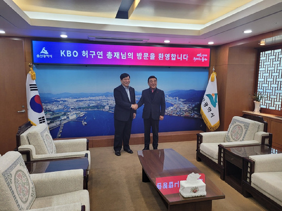 허구연 KBO 총재(왼쪽)가 김두겸 울산광역시장을 만나 울산 문수구장 개·보수 통한 교육리그 개최 등을 검토했다. [사진=한국야구위원회(KBO)]