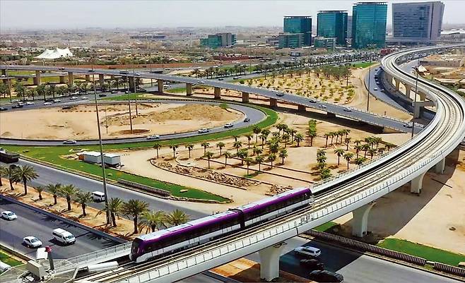 사우디아라비아, 아랍에미리트(UAE), 카타르 등 중동 곳곳에서 글로벌 도시를 육성하기 위한 인프라 공사가 한창이다. 삼성물산이 시공한 세계 최대 복합 지하철(168㎞)인 사우디 ‘리야드 메트로’ 6호선 열차가 내년 상반기 준공을 앞두고 시운전 중이다.    삼성물산 제공