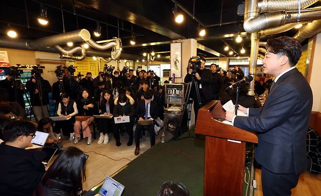 이준석 전 국민의힘 대표가 27일 오후 서울 노원구 한 식당에서 기자회견을 열고 국민의힘 탈당과 신당 창당을 선언하고 있다. / 사진=연합뉴스