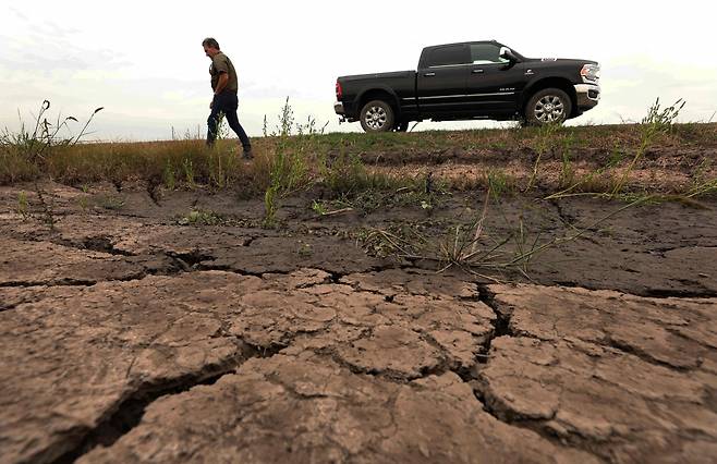 YONHAP PHOTO-1475> KAPLAN, LOUISIANA - OCTOBER 10: Farmer Chad Hanks walks by dry cracked earth on his farm where he usually grows crawfish on October 10, 2023 in Kaplan, Louisiana. As exceptional drought grips southern Louisiana, farmers are starting to harvest the state's 500,000 acres of sugarcane and are expecting a 30 to 35 percent decline in crop yields. A majority of the the sugarcane farms in the state are irrigated solely by rainwater. Justin Sullivan/Getty Images/AFP (Photo by JUSTIN SULLIVAN / GETTY IMAGES NORTH AMERICA / Getty Images via AFP)/2023-10-12 06:04:52/
<저작권자 ⓒ 1980-2023 ㈜연합뉴스. 무단 전재 재배포 금지.>