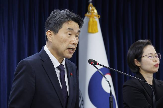 Education Minister Lee Ju-ho speaks during a press briefing at the Government Complex Seoul on Wednesday. (Yonhap)