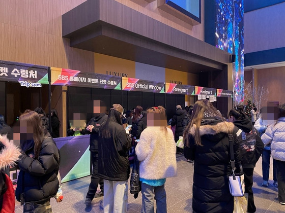 People wait to enter the SBS Gayo Daejeon music festival at Inspire Arena in Yeongjong Island, Incheon, on Monday after finding out that the tickets that they had purchased were fake. [JOONGANG ILBO]