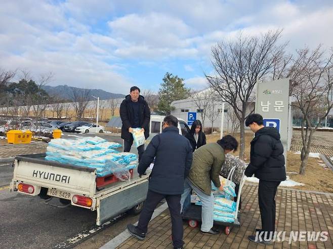 충남도는 27일 도내 북한이탈주민 취약계층 가정을 대상으로 ‘통일 쌀’ 나눔 행사를 갖고 전국농민회 충남도 연맹이 경작한 통일벼 500kg을 지원했다.