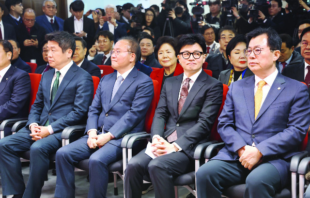 한동훈 국민의힘 비상대책위원장이 26일 서울 여의도 국민의힘 중앙당사에서 열린 취임 기자회견에서 주요 당직자들과 나란히 앉아 있다. 오른쪽부터 이만희 사무총장, 한 위원장, 윤재옥 원내대표, 유의동 정책위의장. 권현구 기자