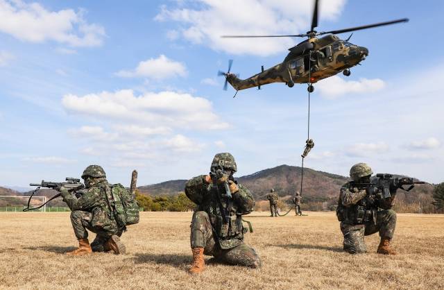 35사단 장병들의 헬기 낙하 훈련. 35사단 제공.