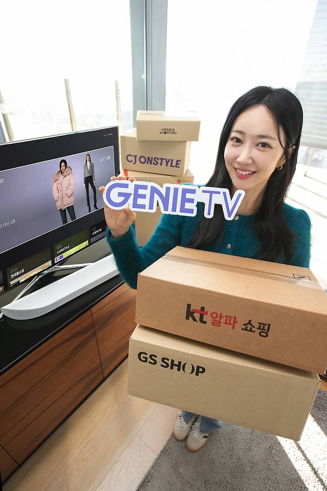 KT가 ‘지니 TV 쇼핑 인사이트’와 지니 TV 홈쇼핑 채널 모아보기 서비스인 ‘쇼핑+’를 개시한다고 27일 밝혔다. 사진은 모델이 지니 TV 홈쇼핑 채널 모아보기 서비스 ‘쇼핑+’를 소개하는 모습. KT