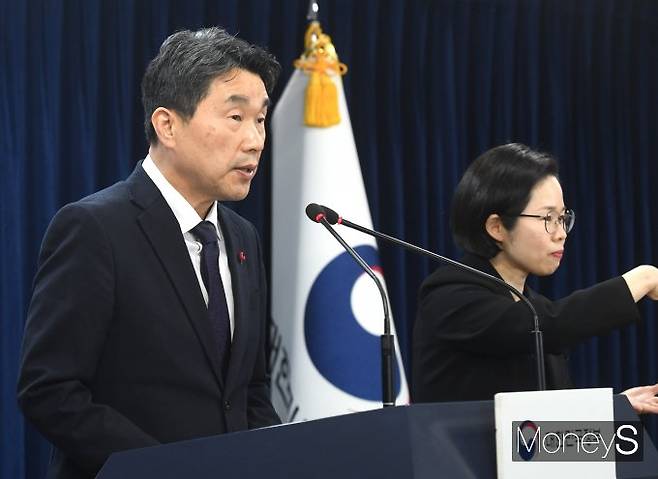 2028학년도 대입부터 모든 수험생은 수능 국어·수학에서 선택과목 없이 동일한 문제를 푼다. 이어 탐구영역도 문·이과 구분없이 통합사회·통합과학 과목에 모두 응시해야 한다. 사진은 27일 오전 정부서울청사에서 '2028학년도 대학입시 제도 개편안'을 발표하는 이주호 사회부총리 겸 교육부 장관. /사진= 장동규 기자