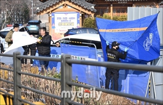 마약 투약 혐의를 받던 배우 이선균이 27일 오전 종로구 와룡공원 인근에서 숨진 채 발견된 가운데 경찰이 차량을 조사 하고 있다./송일섭 기자 andlyu@mydaily.co.kr