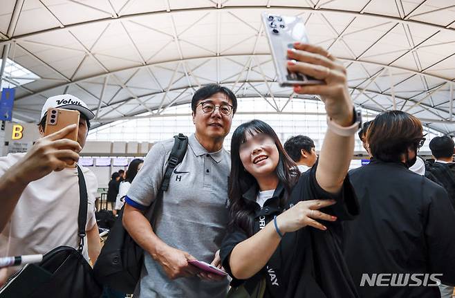 [인천공항=뉴시스] 정병혁 기자 = 2022 항저우아시안게임 남자축구대표팀 황선홍 감독이 16일 인천국제공항 제1터미널 출국장에서 출국에 앞서 팬들에게 사진을 찍고 있다. 2023.09.16. jhope@newsis.com