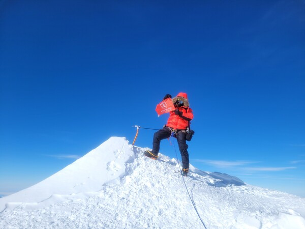 빈슨매시프(4,892m) 정상에 오른 조벽래 선배. 동아대산악회 7대륙 최고봉 도전에 마침표를 찍는 순간이었다.