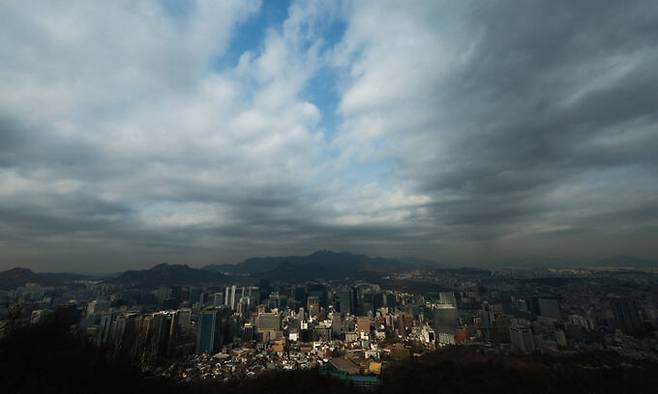 서울 남산에서 기업, 은행 등 빌딩이 밀집한 도심 풍경 위 먹구름이 끼어있다. 연합뉴스