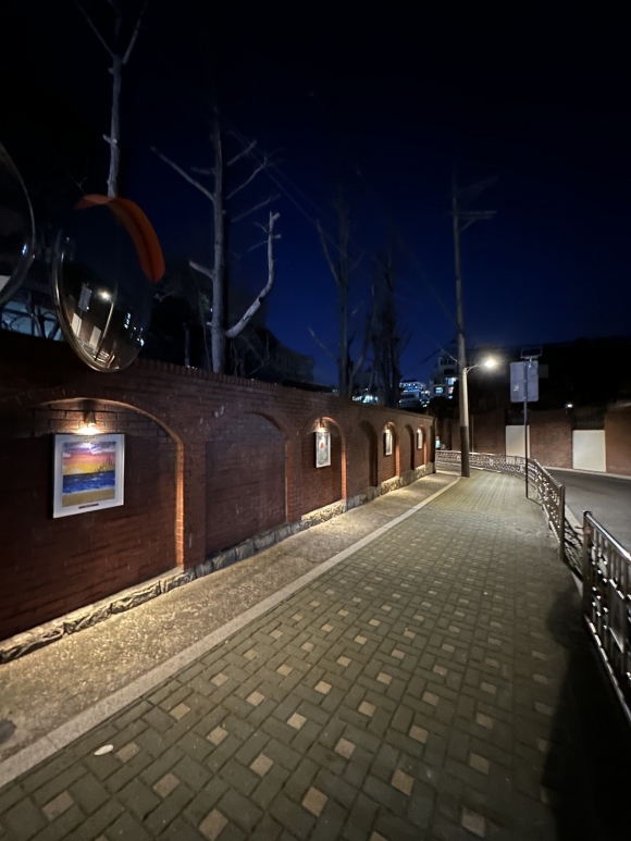 서울 서초구 서울교대 동쪽 담장에 마련된 서리풀 골목길 갤러리의 모습. 서초구 제공