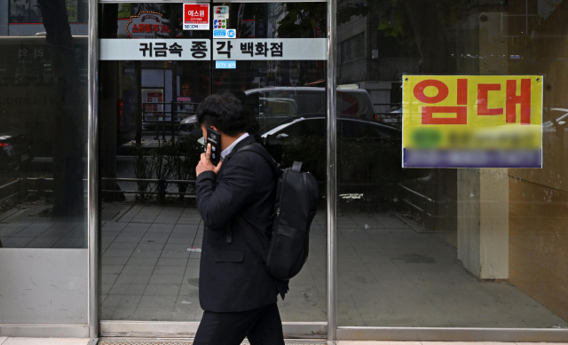 서울 종로 일대에 폐업 등으로 인한 임대 안내문이 건물에 게시돼 있다. 성형주 기자