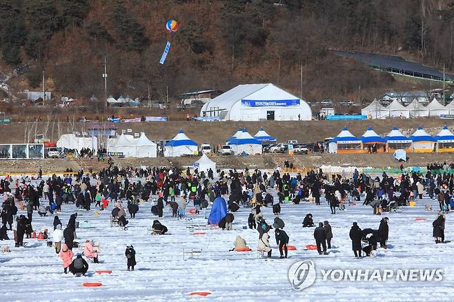 빙어축제 즐기는 관광객 [인제군 제공·재판매 및 DB 금지]