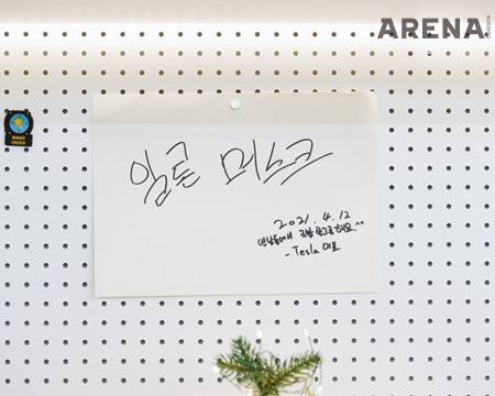 스튜디오에 있던 일론 머스크 사인. 진짜 같아 보이진 않았다.