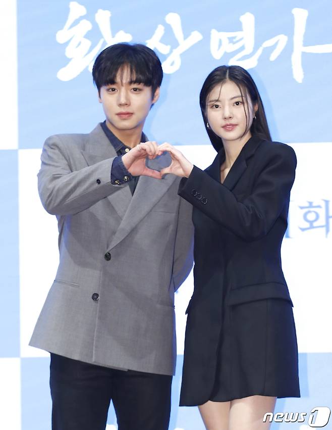 배우 박지훈과 홍예지(오른쪽)가 8일 서울 구로구 더세인트에서 열린 KBS2 새 월화드라마 '환상연가' 제작발표회에서 포즈를 취하고 있다. '환상연가'는 상반된 두 인격을 가진 남자와 그 남자를 사랑한 여자, 풋풋한 사랑과 지독한 집착을 넘나드는 판타지 사극 로맨스다. 2023.12.28/뉴스1 ⓒ News1 권현진 기자