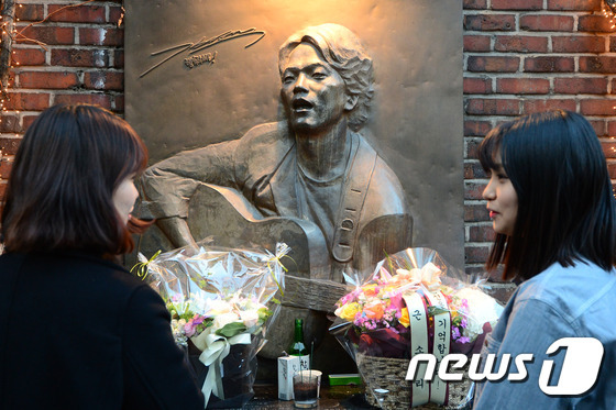 가수 故 김광석의 19주기를 맞은 6일 오후 서울 종로구 동숭동 학전블루소극장에 세워진 고인의 노래비에 추모 꽃다발이 놓여 있다. 2015.1.6/뉴스1 ⓒ News1 민경석 기자