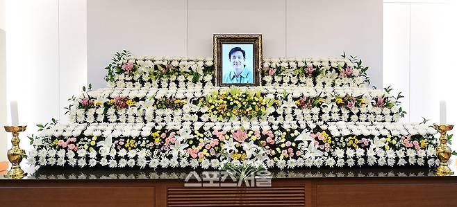 마약 투약 혐의를 받았던 배우 故 이선균의 빈소가 27일 서울 종로구 서울대학교병원 장례식장에 마련돼 있다. 상주로는 아내 배우 전혜진이 빈소를 지킬 예정이며 장지는 전북 부안군 선영으로, 발인은 29일이다. 2023. 12. 27. 사진 = 사진공동취재단