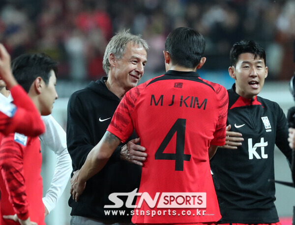 13일 오후 서울 마포구 서울월드컵경기장에서 열린 하나은행 초청 축구 국가대표 평가전 대한민국과 튀니지의 경기, 4-0으로 승리한 대한민국 클린스만 감독이 김민재와 대화를 나누고 있다. 사진┃뉴시스