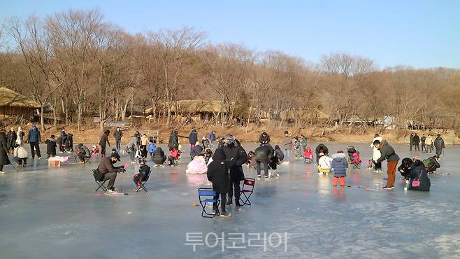 한국민속촌 지곡천에서 펼쳐지는 빙어사냥. [사진=한국민속촌]