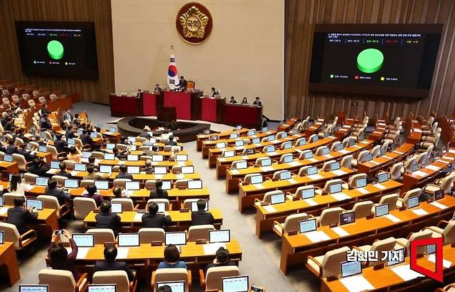 28일 국회 본회의에서 대통령 배우자 김건희의 도이치모터스 주가조작 의혹 진상규명을 위한 특별검사 임명 등에 관한 법률안이 가결되고 있다. 사진=김현민 기자 kimhyun81@