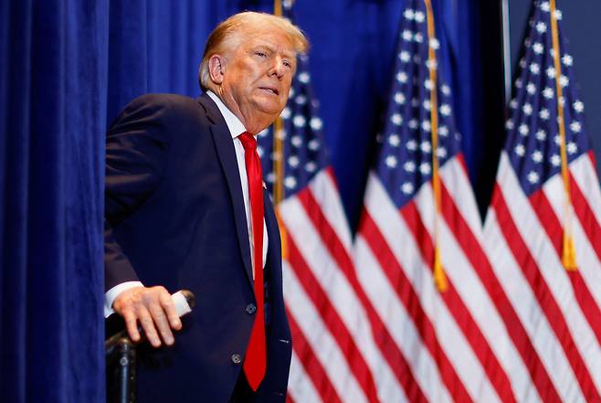 내년 대선 출마를 선언한 도널드 트럼프 전 미국 대통령이 7일 아이오와주 유세장에 입장하는 모습. /로이터 연합뉴스