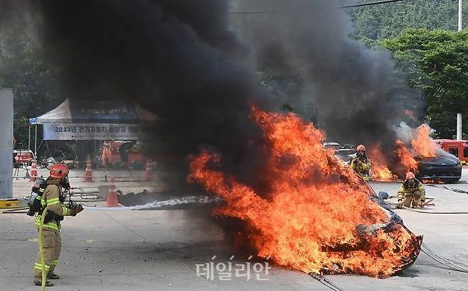전기자동차 실화재 진압 시연회가 열린 지난 7월 경기도 용인시 남사면 경기도소방학교에서 소방대원들이 전기차 화재 진압 시연을 선보이고 있다. ⓒ뉴시스ⓒ