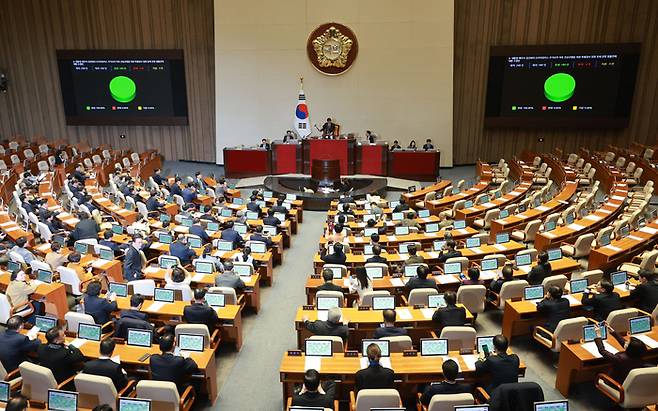 28일 국회 본회의에서 대통령 배우자 김건희의 도이치모터스 주가조작 의혹 진상규명을 위한 특별검사 임명 등에 관한 법률안이 가결되고 있다. 연합뉴스