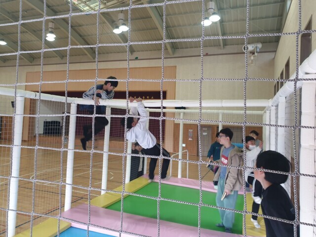 전북 임실 대리초등학교 학생들이 28일 점심시간을 이용해 강당에서 놀이를 하고 있다. 박임근 기자