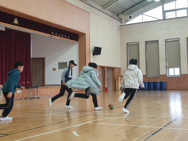 전북 임실 대리초등학교 학생들이 28일 점심시간을 이용해 강당에서 함께 즐겁게 축구를 하고 있다. 박임근 기자