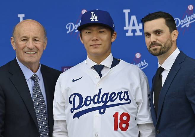 28일 LA 다저스의 18번 유니폼을 입고 입단식을 치른 야마모토 요시노부. UPI=연합뉴스