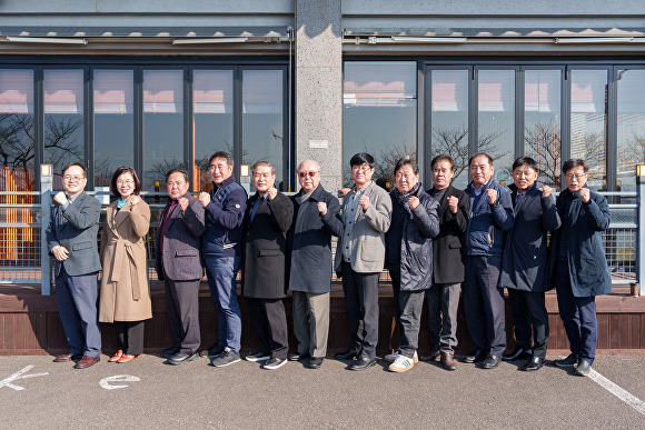 27일 제6차 월성원전본부 소통위원회 참석자들이 기념사진을 찍고 있다. [사진=월성원전본부]