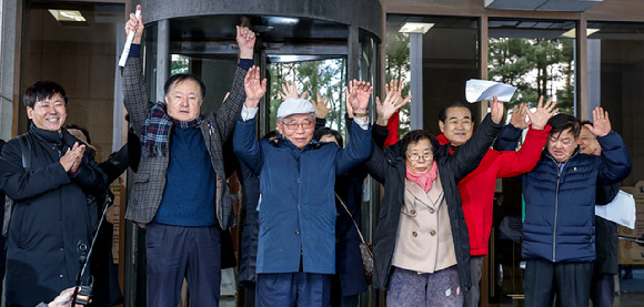 일제 강제동원 피해자 유가족들이 12일 서울 서초구 대법원에서 열린 일본 미쓰비시중공업 등을 상대로 낸 손해배상 청구소송 상고심에서 승소한 뒤 기뻐하고 있다. [사진=뉴시스]