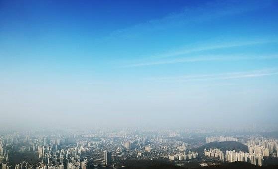 미세먼지 농도가 '나쁨' 수준을 보인 27일 오전 경기도 광주시 남한산성에서 바라본 서울 시내가 뿌옇다. 연합뉴스