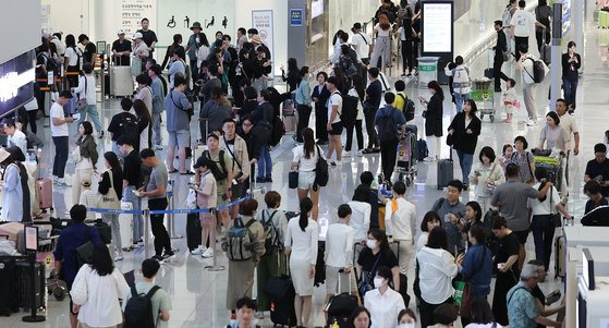 지난 9월 29일, 추석 연휴를 맞아 해외로 나가는 여행객들로 인천국제공항 제1여객터미널 출국장이 붐비는 모습. 뉴스1