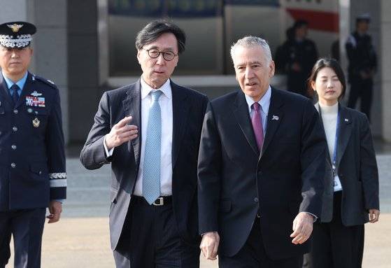 아시아태평양경제협력체(APEC) 정상회의에 참석하는 윤석열 대통령과 김건희 여사를 환송하기 위해 지난달 서울공항에 도착한 장호진 외교부 1차관과 필립 골드버그 주한 미국대사가 대화하고 있다. 연합뉴스
