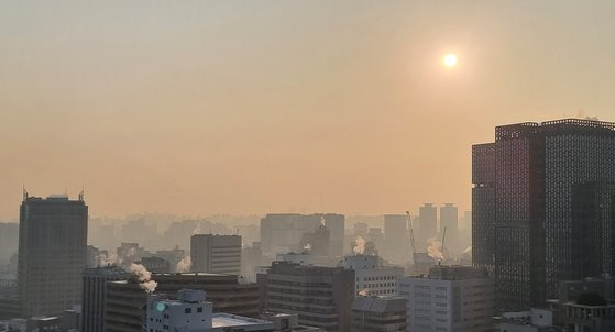 올겨울 들어 첫 고농도 미세먼지 비상저감조치가 수도권 등에 시행 중인 28일 서울 하늘이 미세먼지로 뿌옇다. 연합뉴스