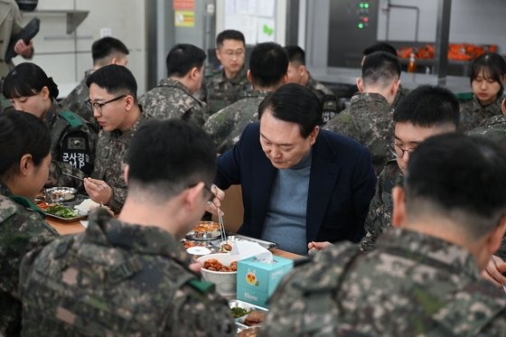 윤석열 대통령이 연말연시를 맞아 28일 경기도 연천군 중부 전선 육군 제5보병사단 열쇠전망대를 방문해 식당에서 오찬을 함께 하고 있다. 사진 대통령실