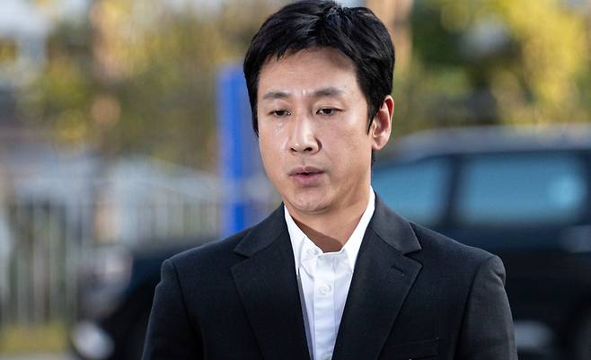 마약 투약 혐의를 받는 배우 이선균이 소환조사를 받기 위해 인천 남동구 인천논현경찰서로 들어서며 취재진의 질문에 답하고 있다./사진=뉴스1