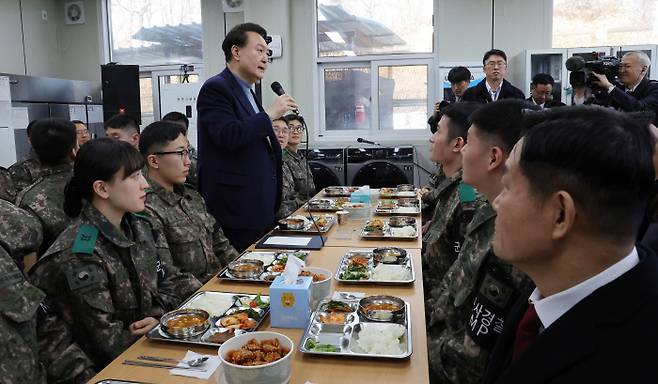 이 와중에…국방장관과 함께 전방부대 찾은 윤 대통령 국방부가 군 장병들을 대상으로 한 정신전력교육 교재에서 독도를 분쟁지역으로 표기해 논란이 인 28일 윤석열 대통령이 경기 연천군의 전방부대를 찾아 장병들과 오찬을 하며 격려 발언을 하는 동안 신원식 국방부 장관(오른쪽)이 윤 대통령을 바라보고 있다. 대통령실사진기자단