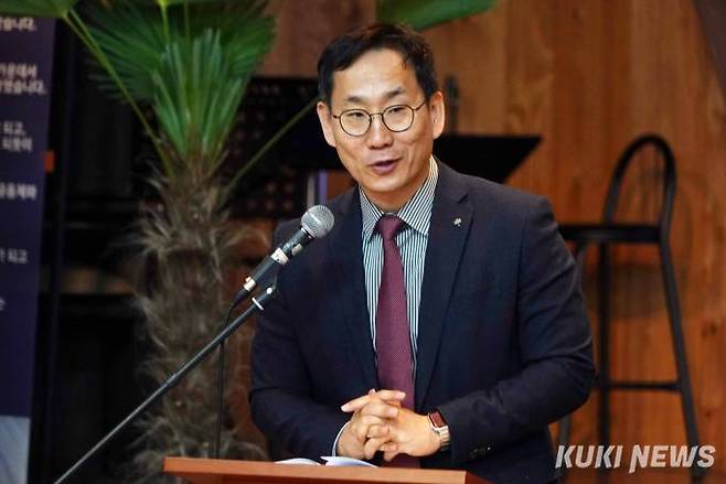 정민철 목사가 1부 예배를 진행하고 있다.